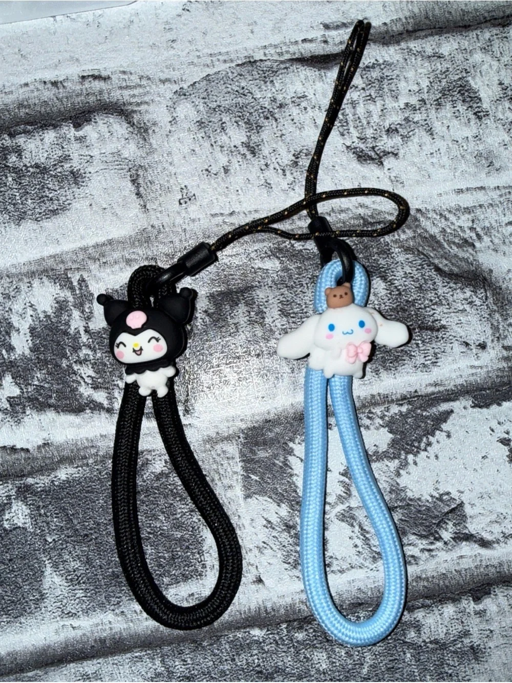 17 Pro Max Phone Case Matte Black featuring Kuromi and Cinnamoroll lanyards.